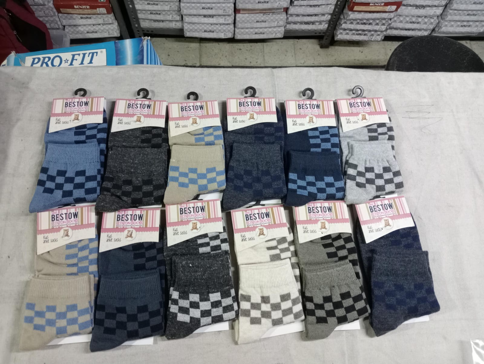 1 601 CHECKS KIDS SOCKS ASSOSTED 