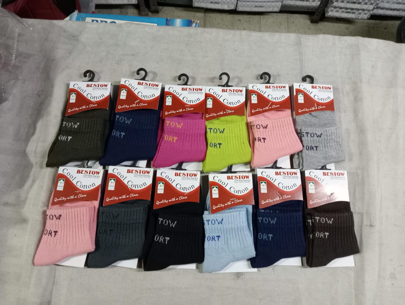 1 601 BESTOW SPORTS (PLAIN) KIDS SOCKS ASSOSTED 