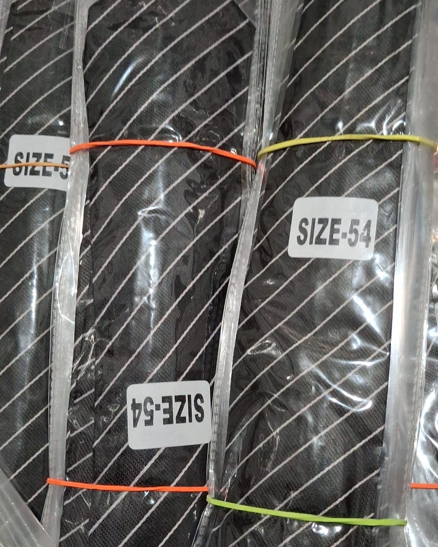 48 642 220 Black in white Patti 