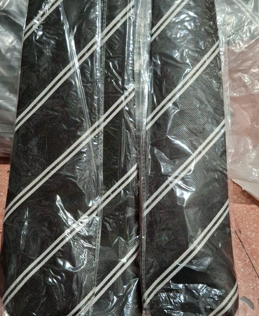 48 642 225 Black in 2 White Patti 