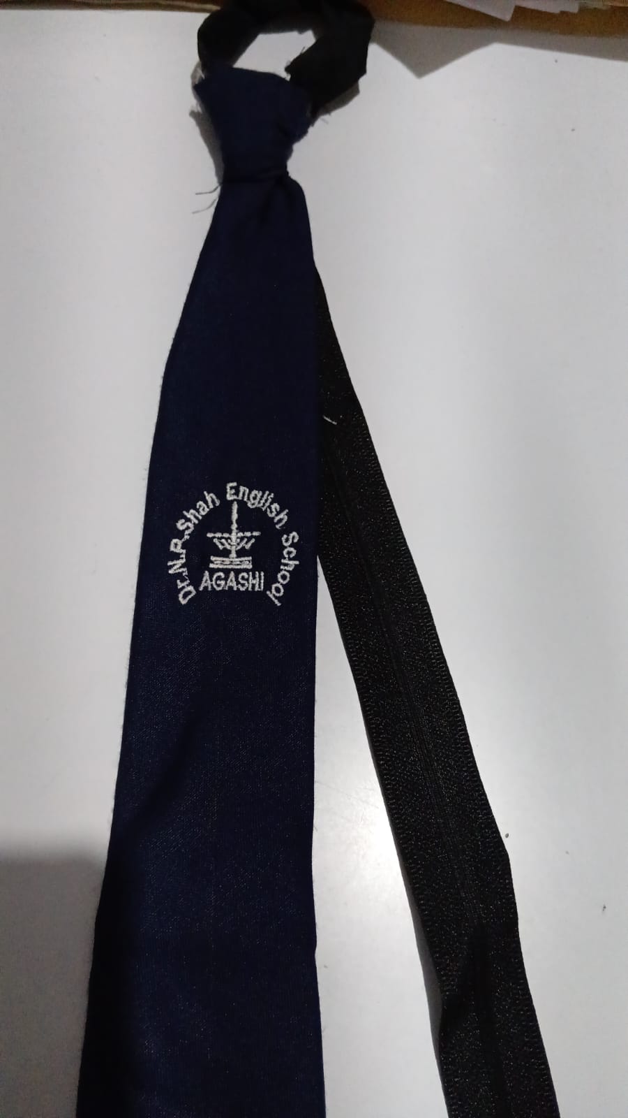 54 342 215 NAVY TIE WITH EMBROIDERY ( CHAIN) 
