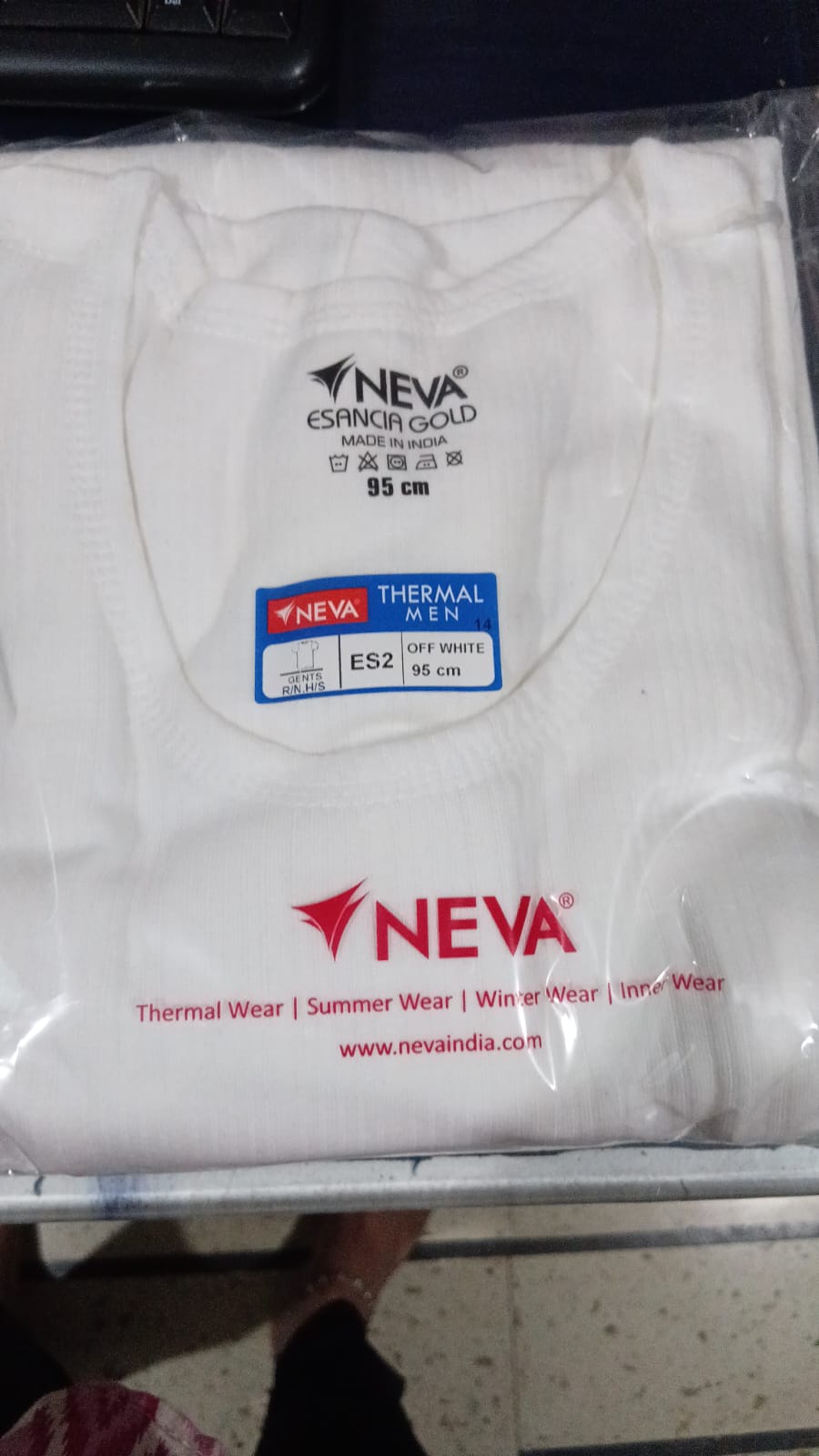 100 ES2 OFF WHITE  GENTS  R/N H/S 